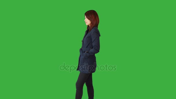 asiatique femme debout sur vert fond 