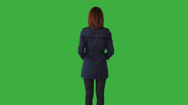 Mujer asiática de pie sobre fondo verde — Vídeo de stock