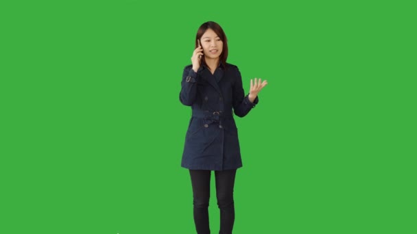 Asian woman talking on mobile phone — Stock Video