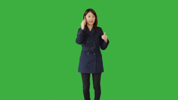 Asiatico donna parlando su cellulare — Video Stock