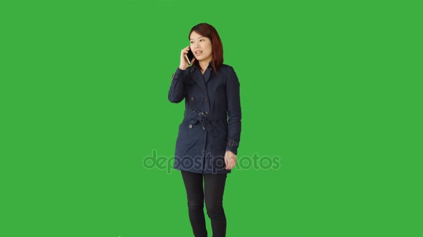 Asiatico donna parlando su cellulare — Video Stock