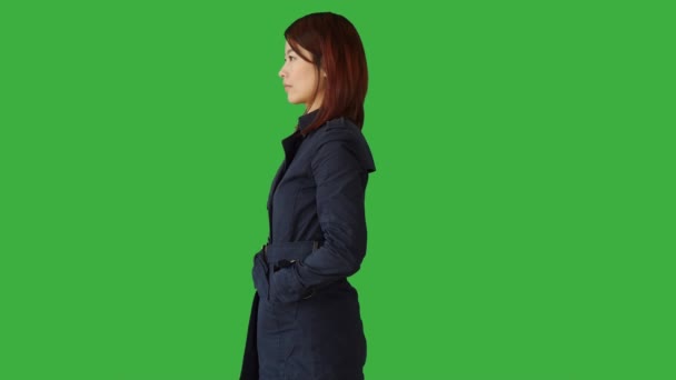 Asian woman standing against green background — Stock Video