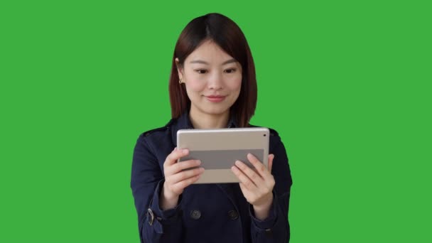 Азиатка с помощью планшетного компьютера — стоковое видео