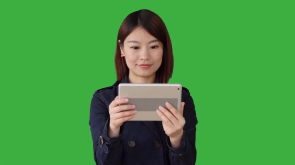 Mujer asiática usando tableta ordenador — Vídeo de stock