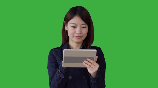 Азиатка с помощью планшетного компьютера — стоковое видео
