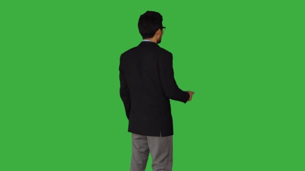 Asiat mluvící na zeleném pozadí — Stock video