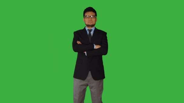 Młody człowiek Azjatka na zielonym tle — Wideo stockowe