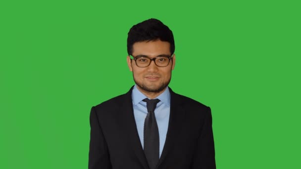Молодой азиат на зеленом фоне — стоковое видео