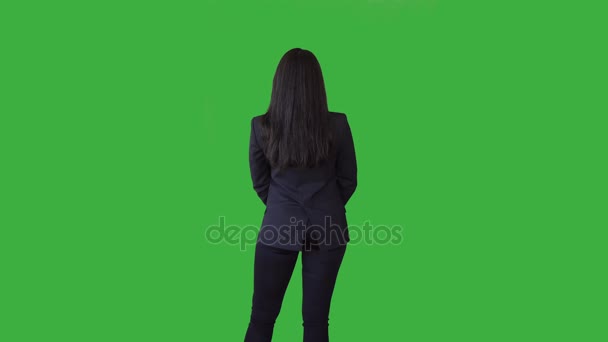 在绿色背景上的黑色女商人 — 图库视频影像