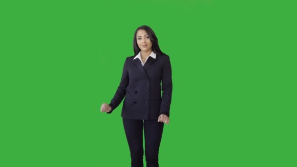 femme noire dansant sur fond vert 