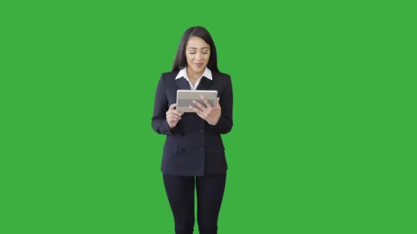 Mulher falando e usando computador tablet — Vídeo de Stock