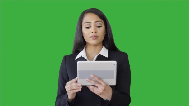 Женщина говорит и с помощью планшетного компьютера — стоковое видео