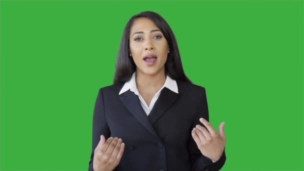 Negro mujer hablando sobre verde fondo — Vídeos de Stock