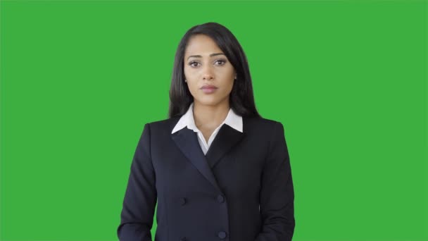 Black businesswoman on green background — Stock Video