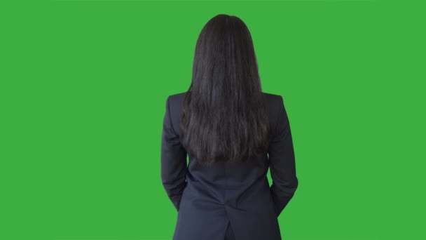 Zwarte zakenvrouw op groene achtergrond — Stockvideo