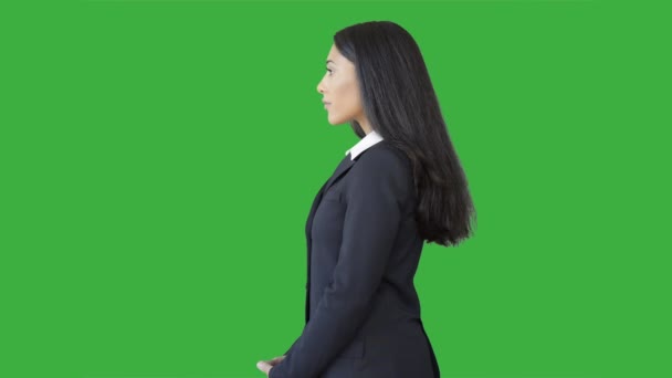 Femme d'affaires noire sur fond vert — Video