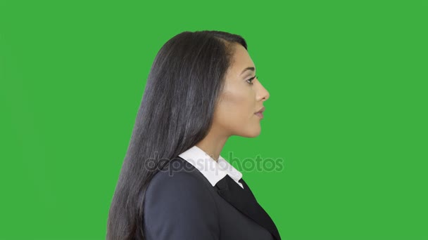 Black businesswoman on green background — Stock Video