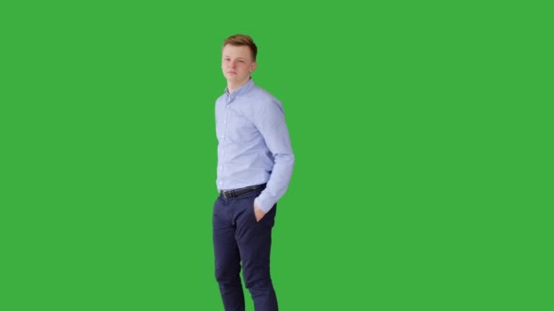 Kaukaski mężczyzna na zielonym tle — Wideo stockowe