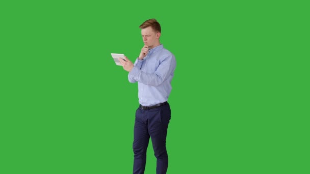태블릿 컴퓨터를 사용하는 백인 남자 — 비디오