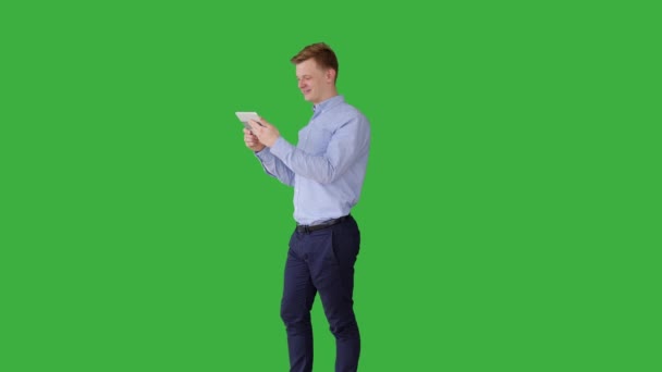 Homem caucasiano usando computador tablet — Vídeo de Stock