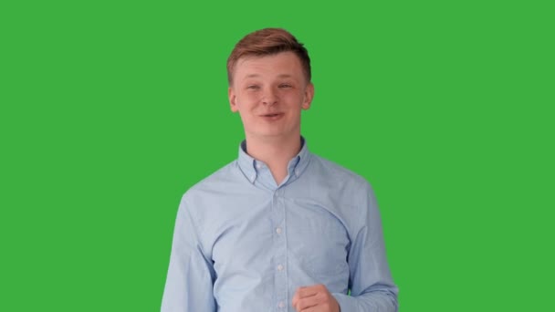 Man praten tegen een groene achtergrond — Stockvideo
