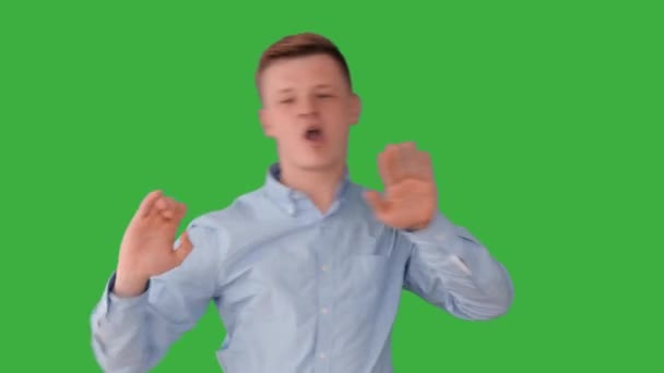 Muž tančí před zeleným pozadím — Stock video