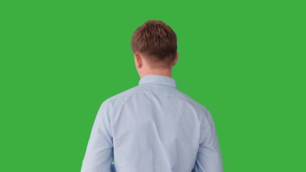 Hombre hablando sobre fondo verde — Vídeos de Stock