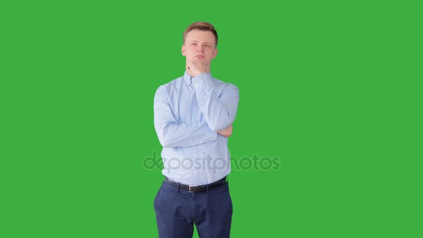 Kaukasische man tegen een groene achtergrond — Stockvideo