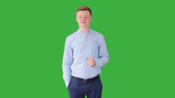 Man talking against green background — Stock Video