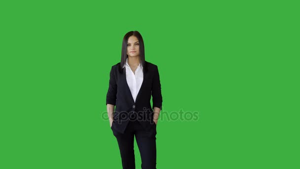緑の背景にブルネットの女性 — ストック動画