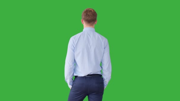 Caucasian man against green background — Stock Video