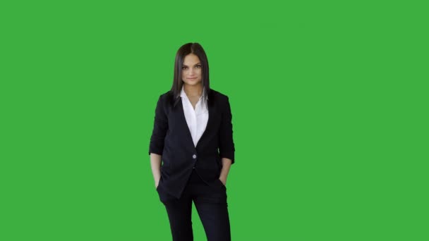 Brunetta donna contro verde sfondo — Video Stock