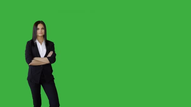 Yeşil bir arka plana dayanır esmer kadın — Stok video