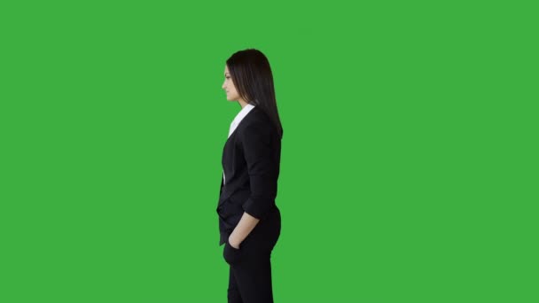 绿色背景的黑发女人 — 图库视频影像