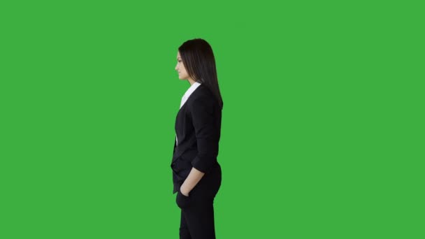 Brunette femme sur fond vert — Video