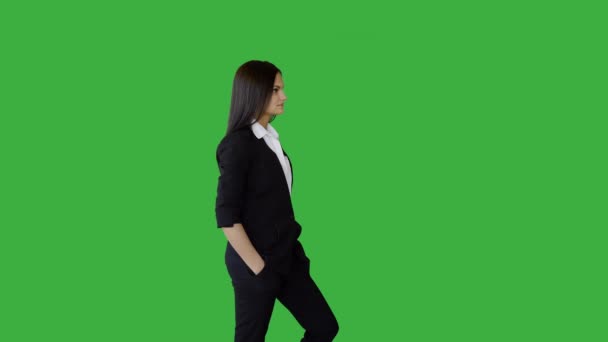 Brunette femme sur fond vert — Video