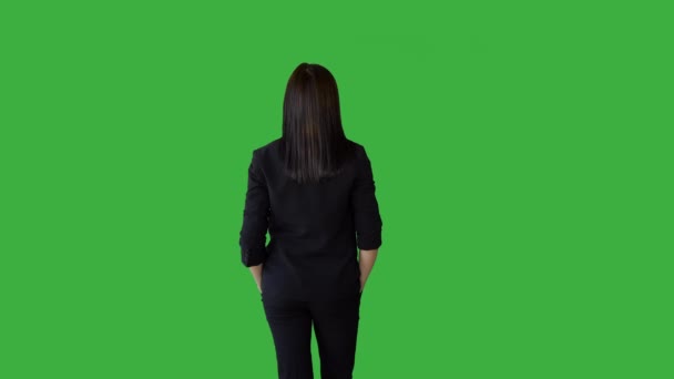 brunette femme sur fond vert 