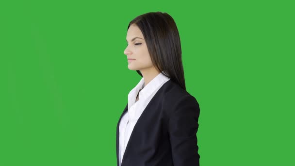 Brunette woman against green background — Stock Video