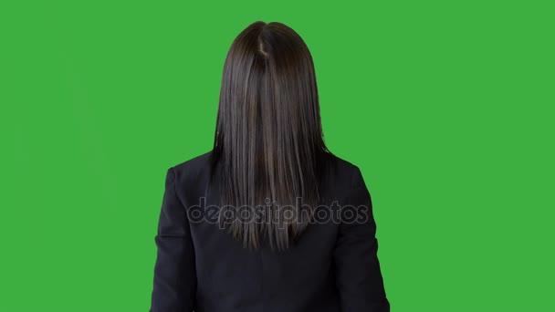 Брюнетка жінка на зеленому фоні — стокове відео
