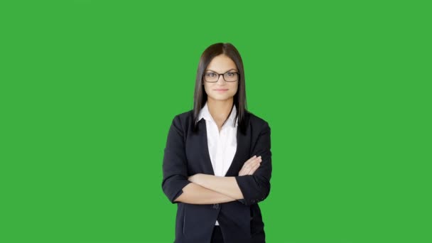 Brunette woman against green background — Stock Video