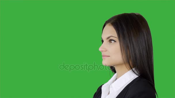 Brunette woman against green background — Stock Video