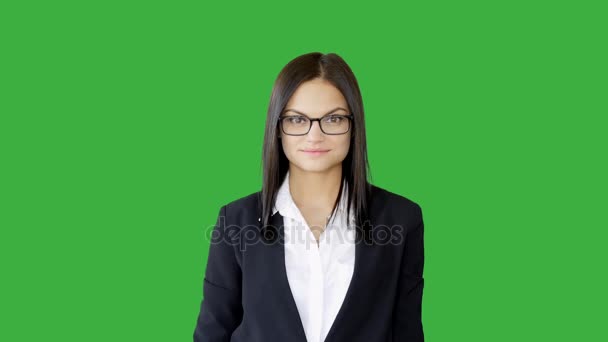 Brunette woman against green background — Stock Video