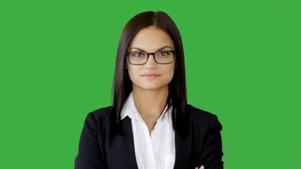 Brunette woman against green background — Stock Video
