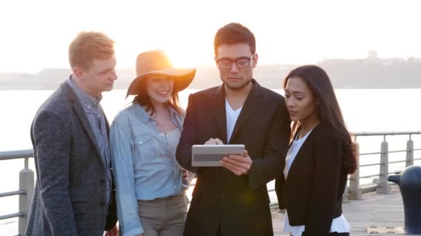 Equipo empresarial que utiliza tableta al aire libre — Vídeos de Stock