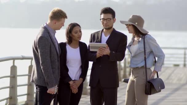 Equipe de negócios usando computador tablet ao ar livre — Vídeo de Stock