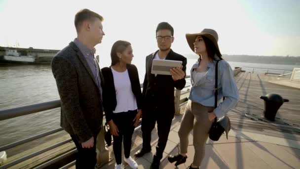 Equipo empresarial que utiliza tableta al aire libre — Vídeos de Stock