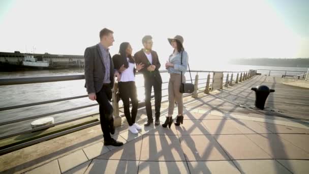 Pessoas conversando e desfrutando da vida ao ar livre — Vídeo de Stock