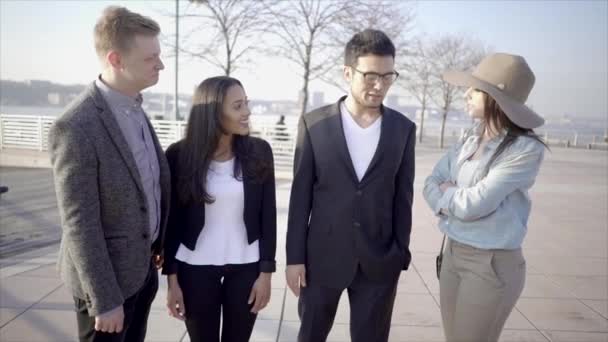 Grupo de amigos hablando juntos al aire libre — Vídeos de Stock