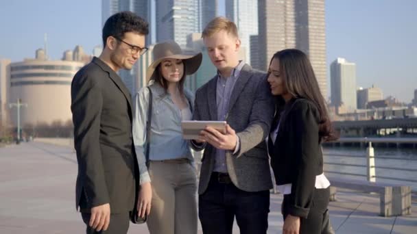 Equipo empresarial que utiliza tableta al aire libre — Vídeos de Stock