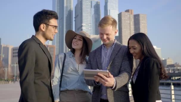 Equipo empresarial que utiliza tableta al aire libre — Vídeo de stock